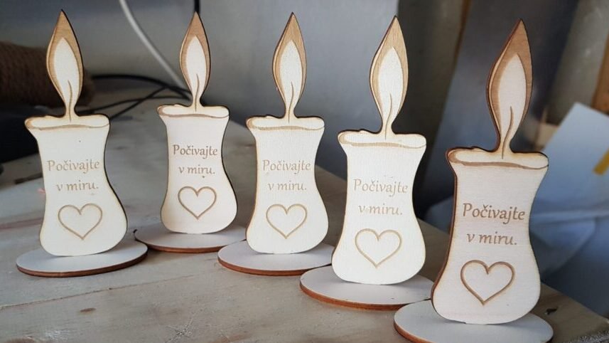 lesene sveče s podstavkom